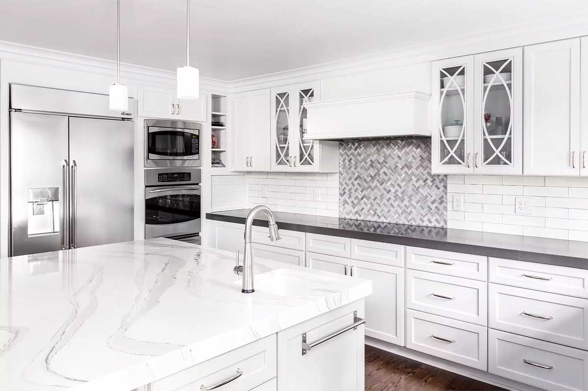 رنگ صفحه کابینت سفید و مشکی طرح سنگ مرمر در دکوراسیون آشپزخانه نئوکلاسیک