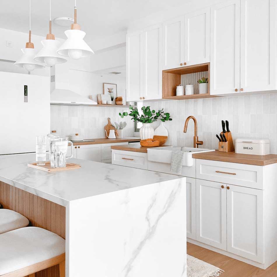 رنگ کابینت سفید ام دی اف در دکوراسیون آشپزخانه نئوکلاسیک