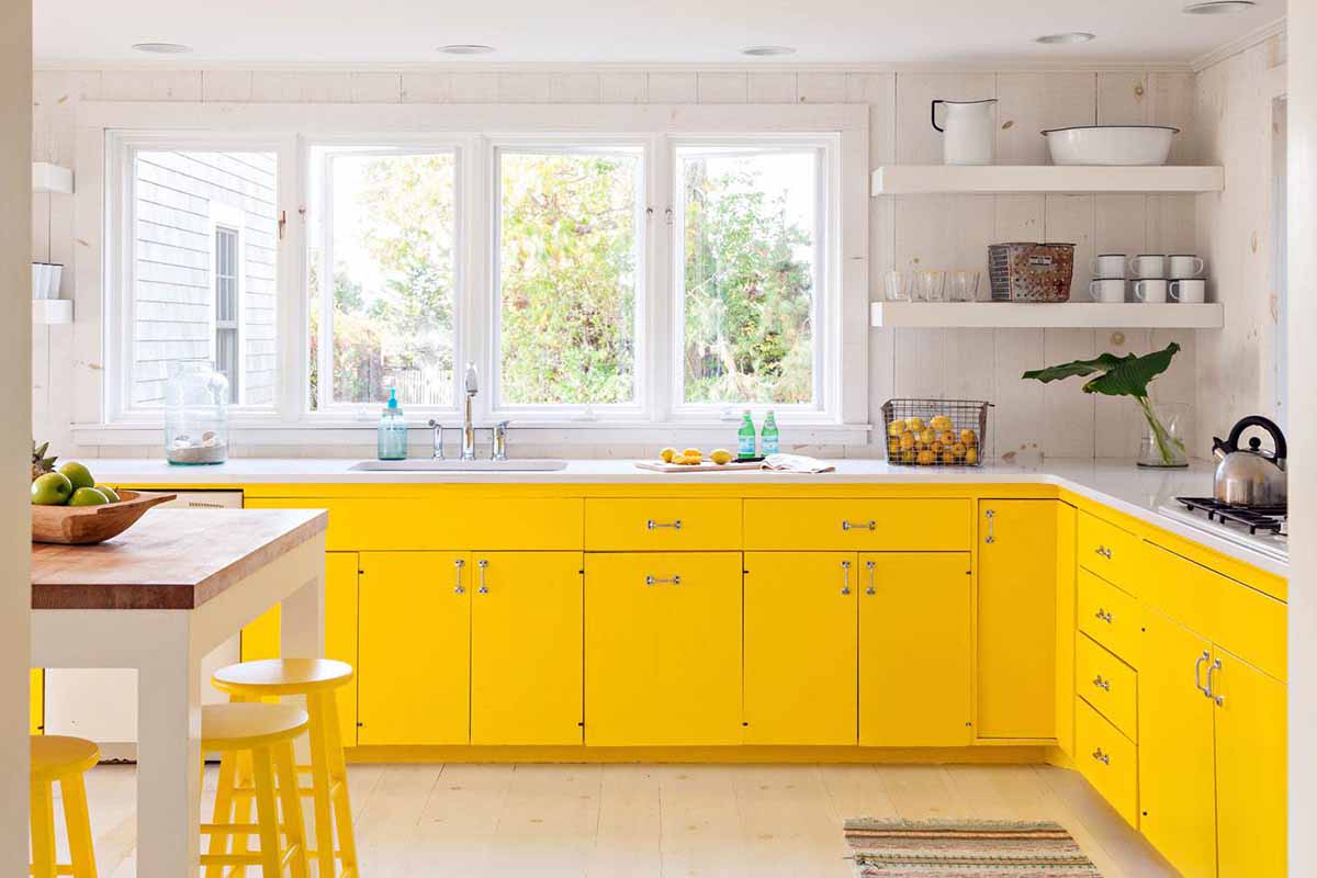 کابینت زرد روشن ام دی اف مات در آشپزخانه مدرن نورگیر