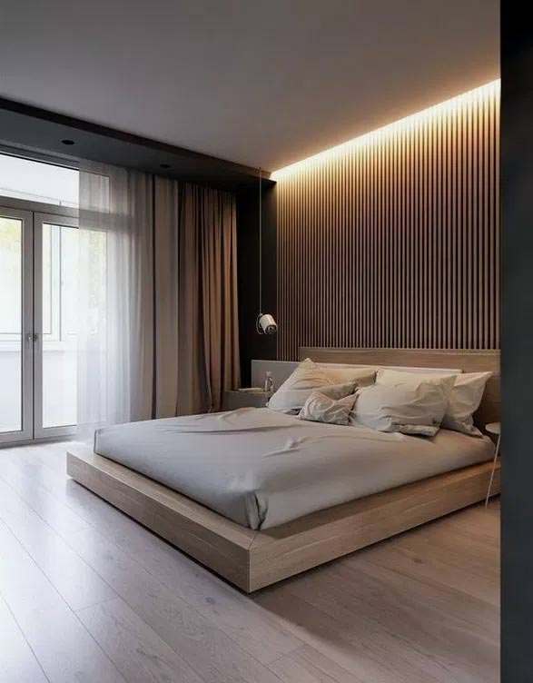 دکوراسیون اتاق خواب مینیمال قهوه ای و چوبی با تخت پلتفرم و پرده حریر ساده