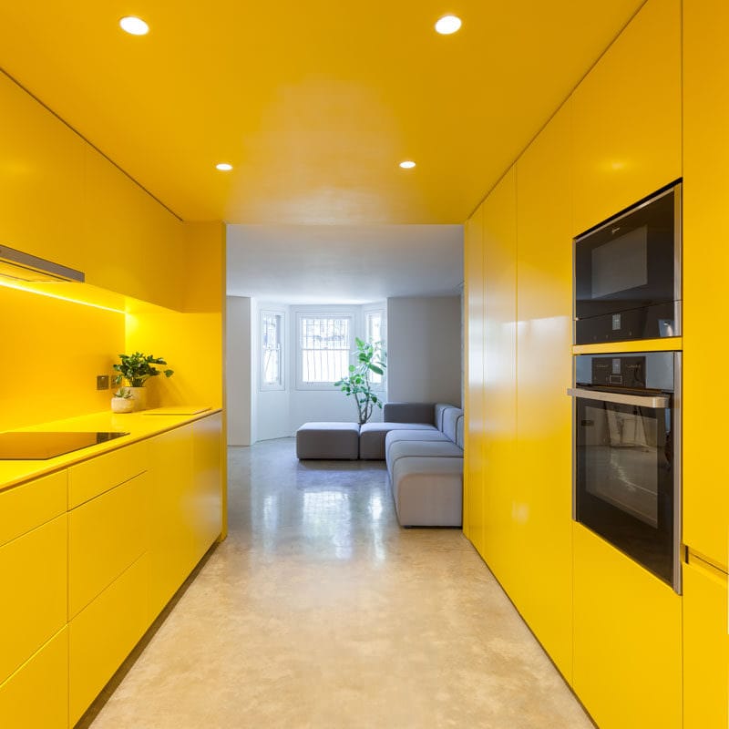 کابینت زرد روشن یکدست ام دی اف مات در دکوراسیون آشپزخانه مینیمال و مدرن