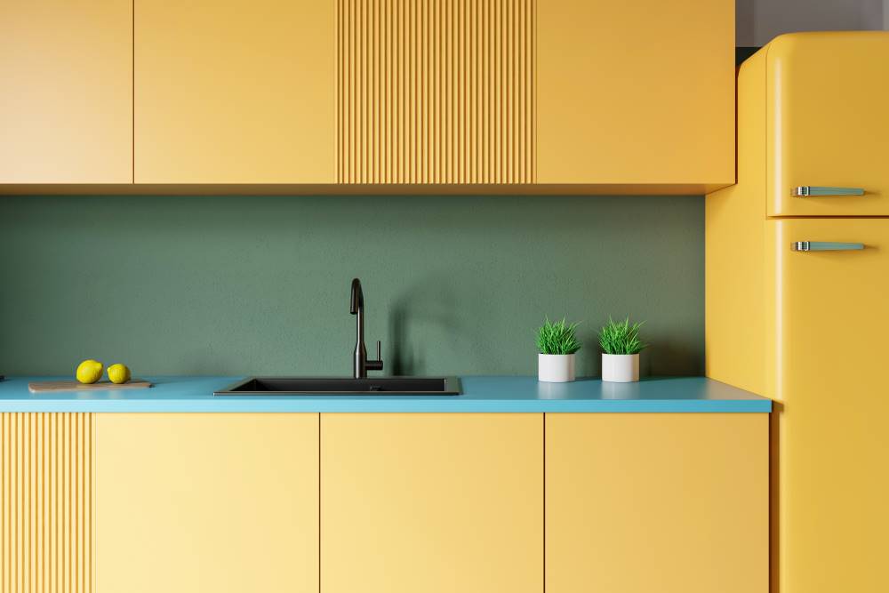 کابینت زرد ام دی اف مات در دکوراسیون آشپزخانه مدرن با بین کابینتی سبز و روکابینتی آبی