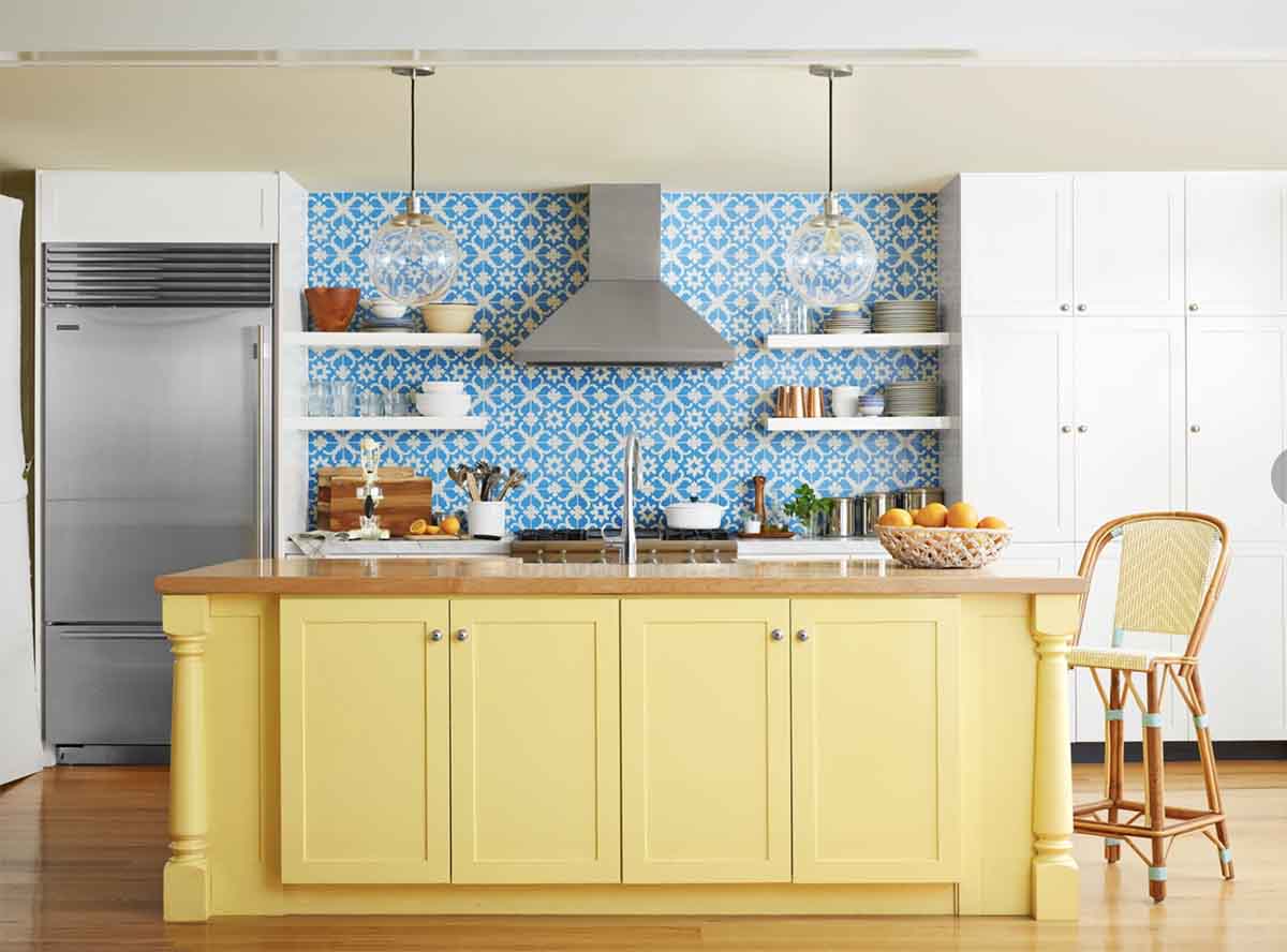 کابینت زرد و سفید ام دی اف مات در دکوراسیون آشپزخانه نئوکلاسیک با کاشی بین کابینتی آبی
