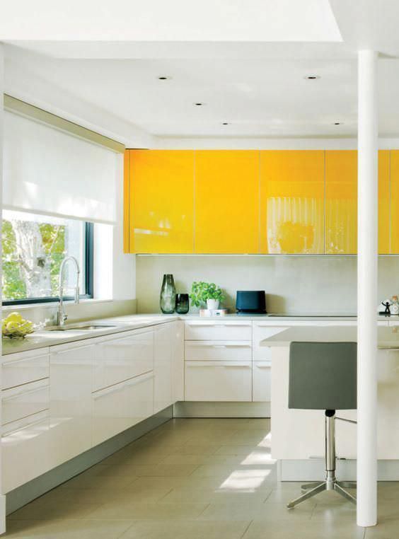 کابینت زرد و سفید ام دی اف هایگلاس در دکوراسیون آشپزخانه مدرن