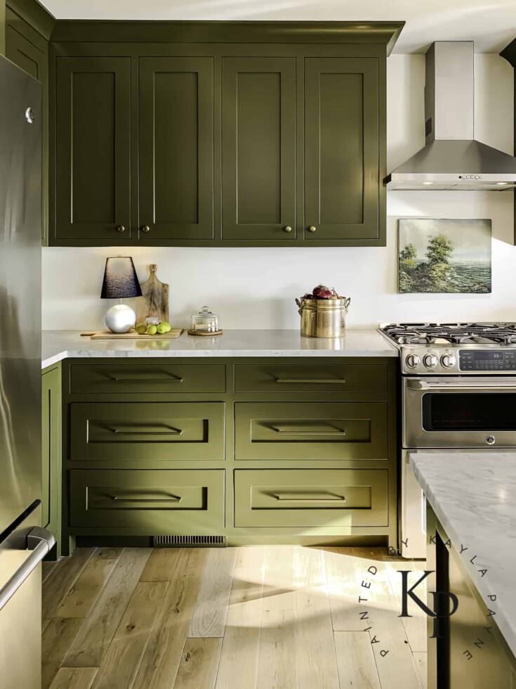 کابینت سبز زیتونی نیره در آشپزخانه نئوکلاسیک با روکابینتی سفید