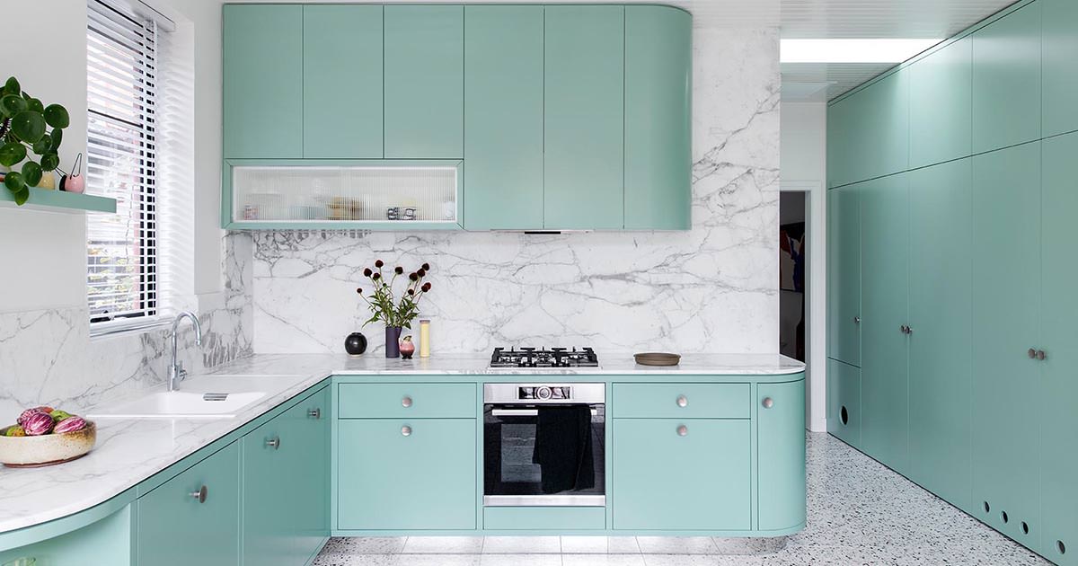 کابینت سبز نعنایی روشن در آشپزخانه مدرن با بیم کابینتی و روکابینتی مرمر سفید