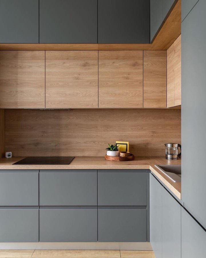 کابینت طوسی و قهوه ای رنگ چوب ام دی اف مات در آشپزخانه مدرن با طراحی کابینت پله ای