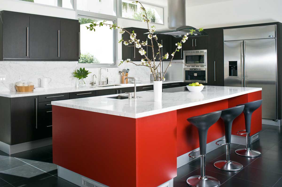 کابینت قرمز و مشکی ام دی اف مات در آشپزخانه مدرن با بین کابینتی و روکابینتی سفید