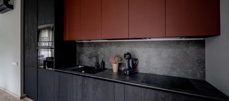 کابینت قرمز مشکی ام دی اف مات در دکوراسیون آشپزخانه مدرن با بین کابینتی سنگی طوسی تیره