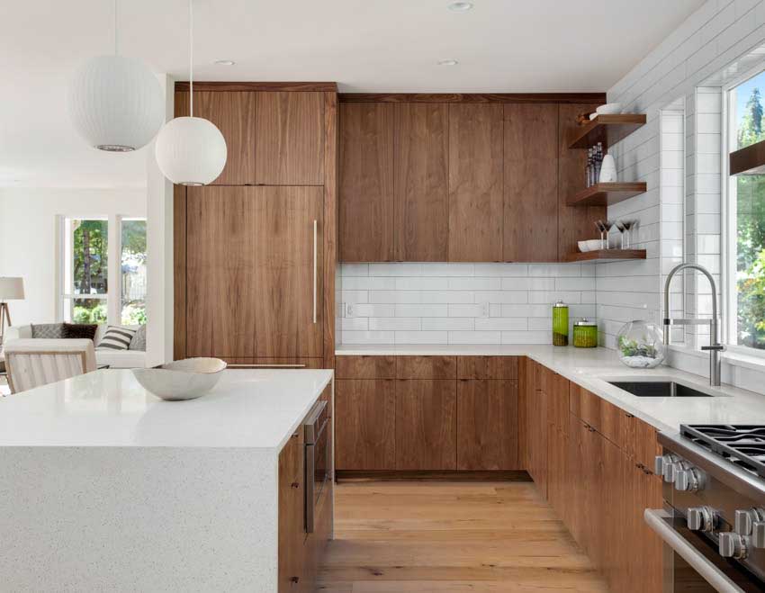کابینت قهوه ای روشن طرح چوب ام دی اف مات در دکوراسیون آشپزخانه مدرن با کاشی بین کابینتی سفید