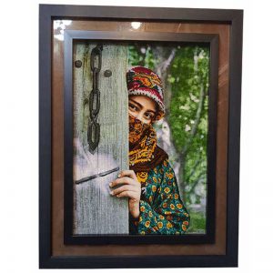قیمت و خرید تابلو فرش دستباف ابریشمی طرح نگاه زن با تراکم 50 رج، دارای قاب در رنگ قهوه ای، مخصوص نصب روی دیوار