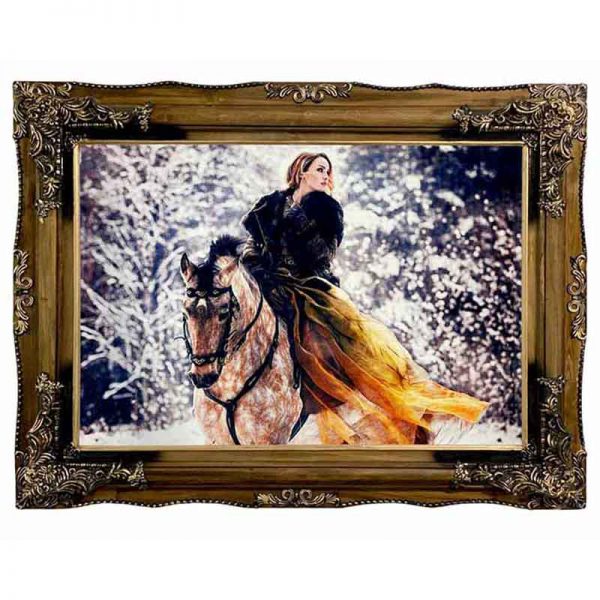 قیمت و خرید تابلو فرش ماشینی کاشان طرح زن اسب سوار با تراکم 75 رج، دارای قاب در رنگ طلایی، مخصوص نصب روی دیوار