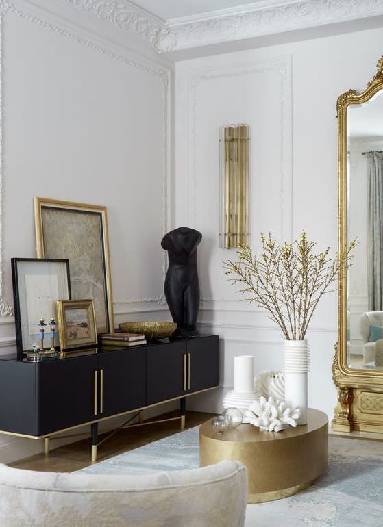 دکوراسیون سفید طلایی پذیرایی کلاسیک با کنسول مشکی و آینه طلایی