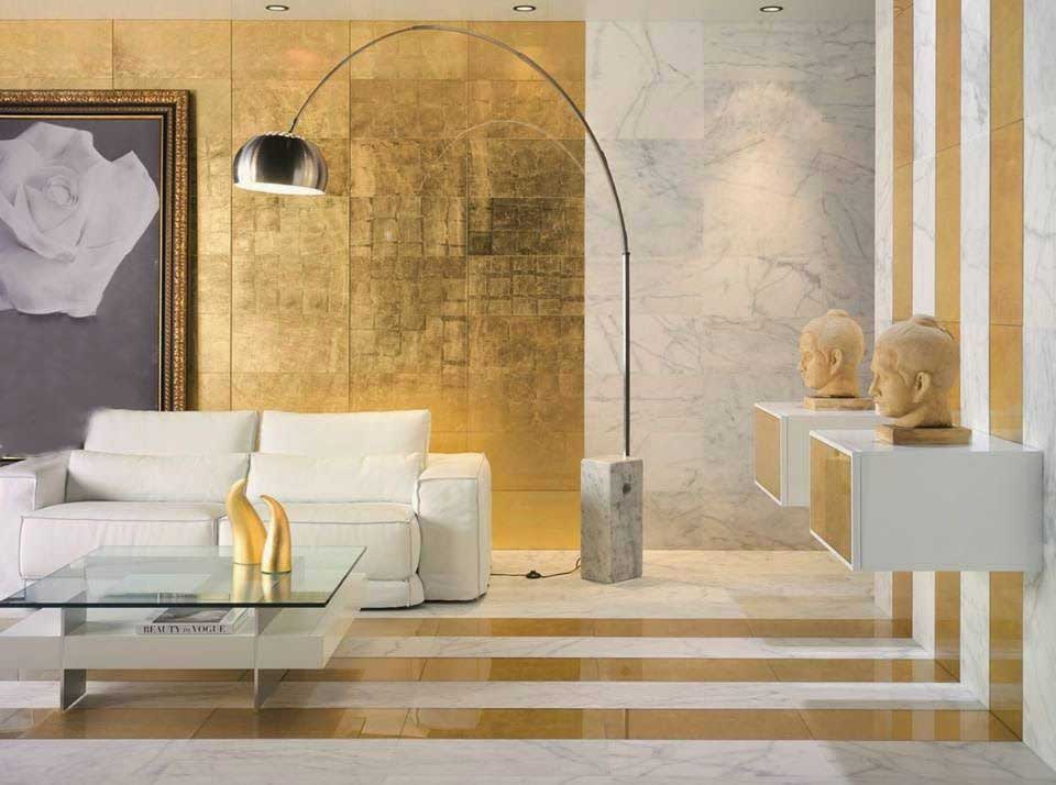 دکوراسیون سفید طلایی پذیرایی مدرن با دیوار طلایی و مبلمان سفید