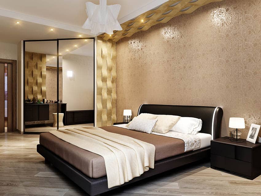 دکوراسیون قهوه ای طلایی اتاق خواب مدرن با کاغذ دیوار قهوه ای و تزئینات طلایی و تخت مشکی