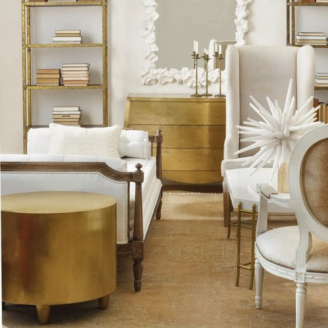 دکوراسیون قهوه ای طلایی خانه نئکلاسیک با مبلمان سفید و اکسسوری های طلایی