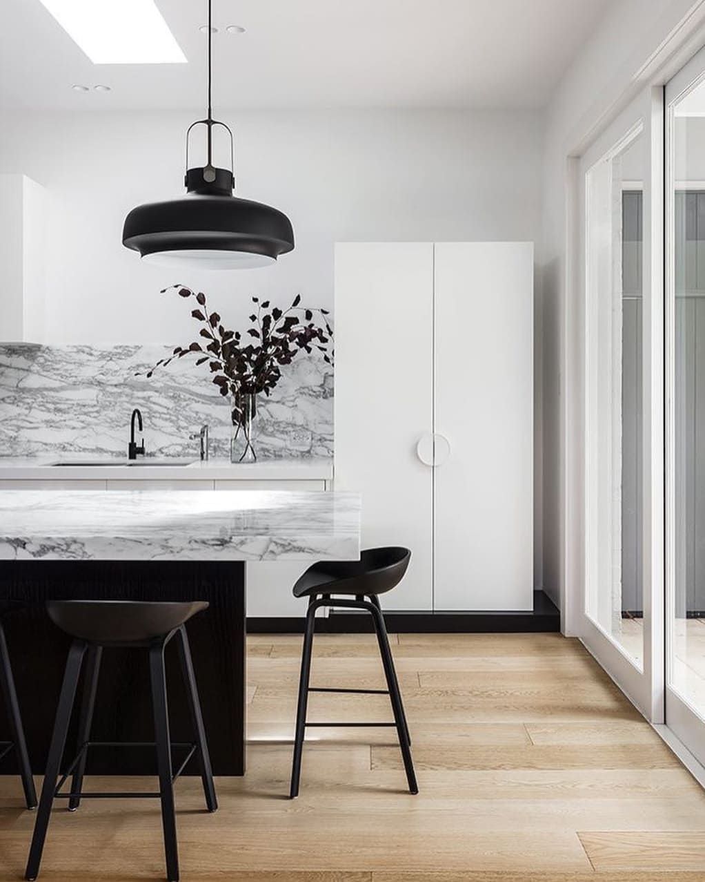 دکوراسیون سفید مشکی آشپزخانه مدرن با بین کابینتی و روکابینتی طرح سنگ مرمر سفید با رگه های مشکی