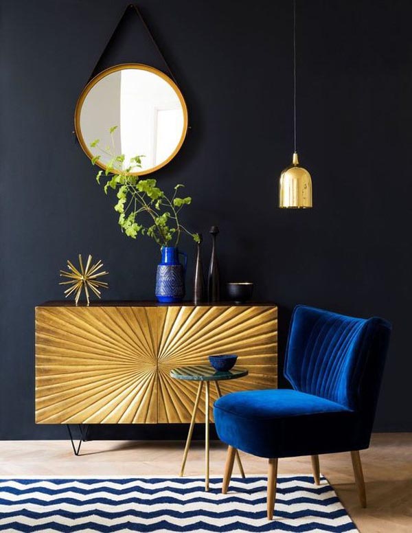 دکوراسیون آبی و طلایی خانه لوکس با دیوار سرمه ای و صندلی آبی درباری و کنسول طلایی