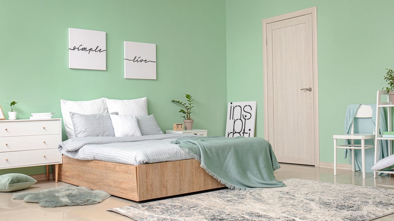 دکوراسیون سبز و قهوه ای اتاق خواب مدرن با دیوار سبز نعنای و کفپوش و تخت چوبی قهوه ای روشن