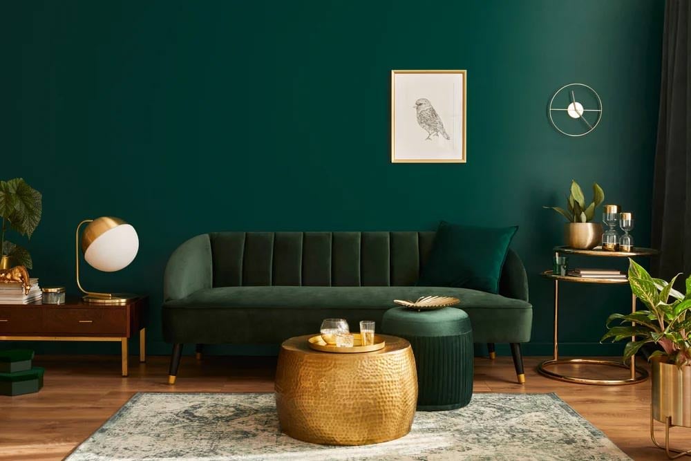 دکوراسیون سبز و قهوه ای نشیمن مدرن با دیوار و مبل سبز زمردی و کفپوش چوبی قهوه ای