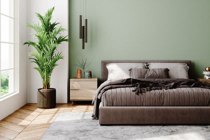 دکوراسیون سبز و قهوه ای اتاق خواب مدرن با دیوار تاکیدی سبز سیج و تخت پارچه ای قهوه ای سوخته