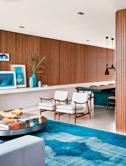 دکوراسیون قهوه ای و آبی خانه مدرن با پنل های دیواری چوبی و فرش آبی نئوکلاسیک
