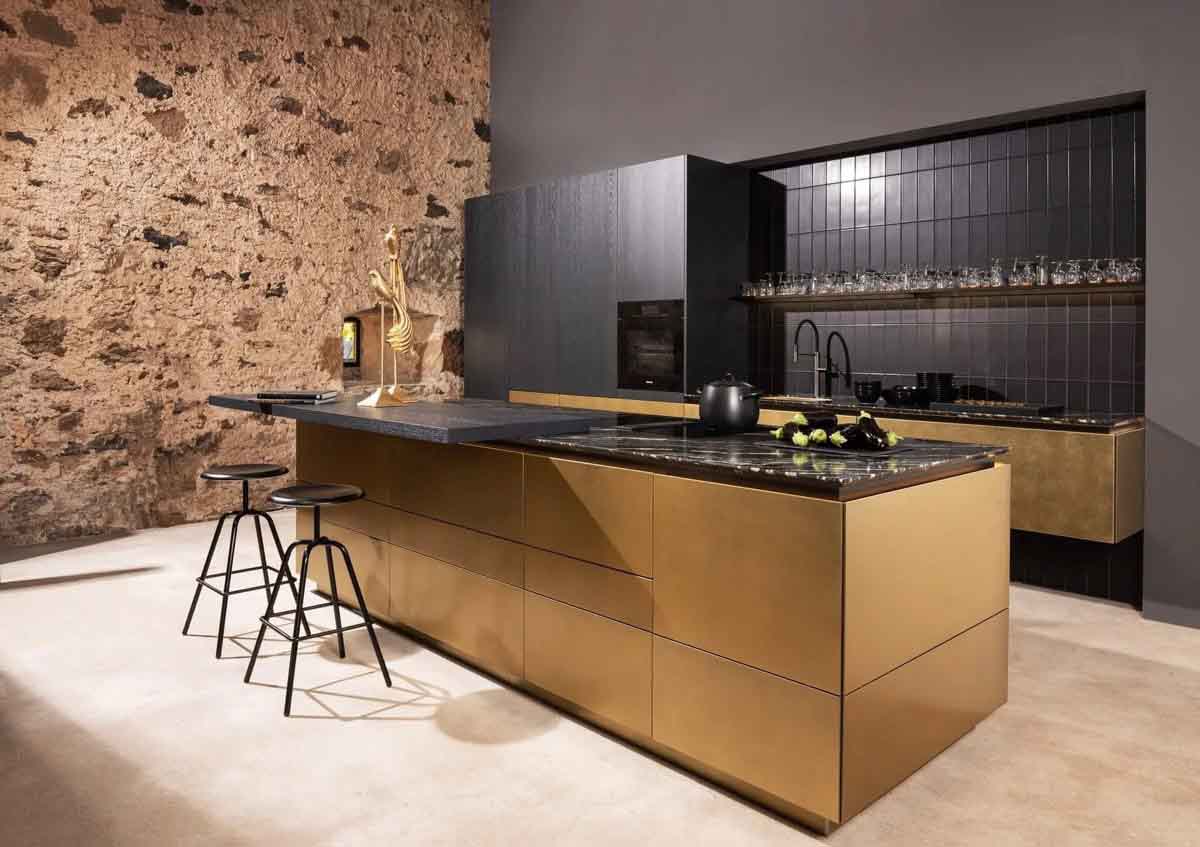 دکوراسیون مشکی طلایی آشپزخانه مدرن جزیراه دار بزرگ با کابینت های طلایی و مشکی