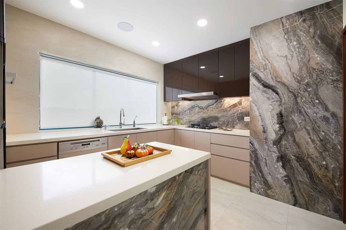 طرح مرمر مشکی طلایی در دکوراسیون آشپزخانه مدرن