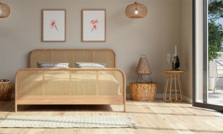تخت خواب دو نفره حصیری چوبی روشن با تاج و پایین تخت حصیری