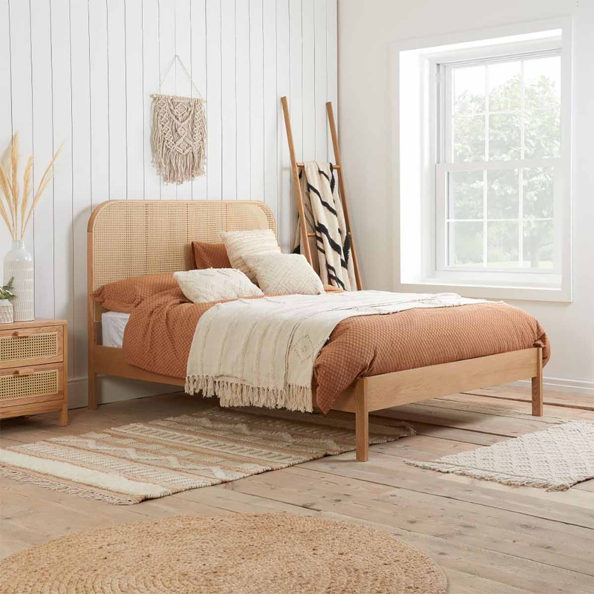 تخت خواب چوبی حصیری رنگ روشن با پایه های بلند