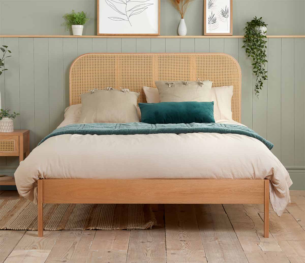 تخت خواب چوبی حصیری مدرن با رنگ چوب روشن و پایه های بلند