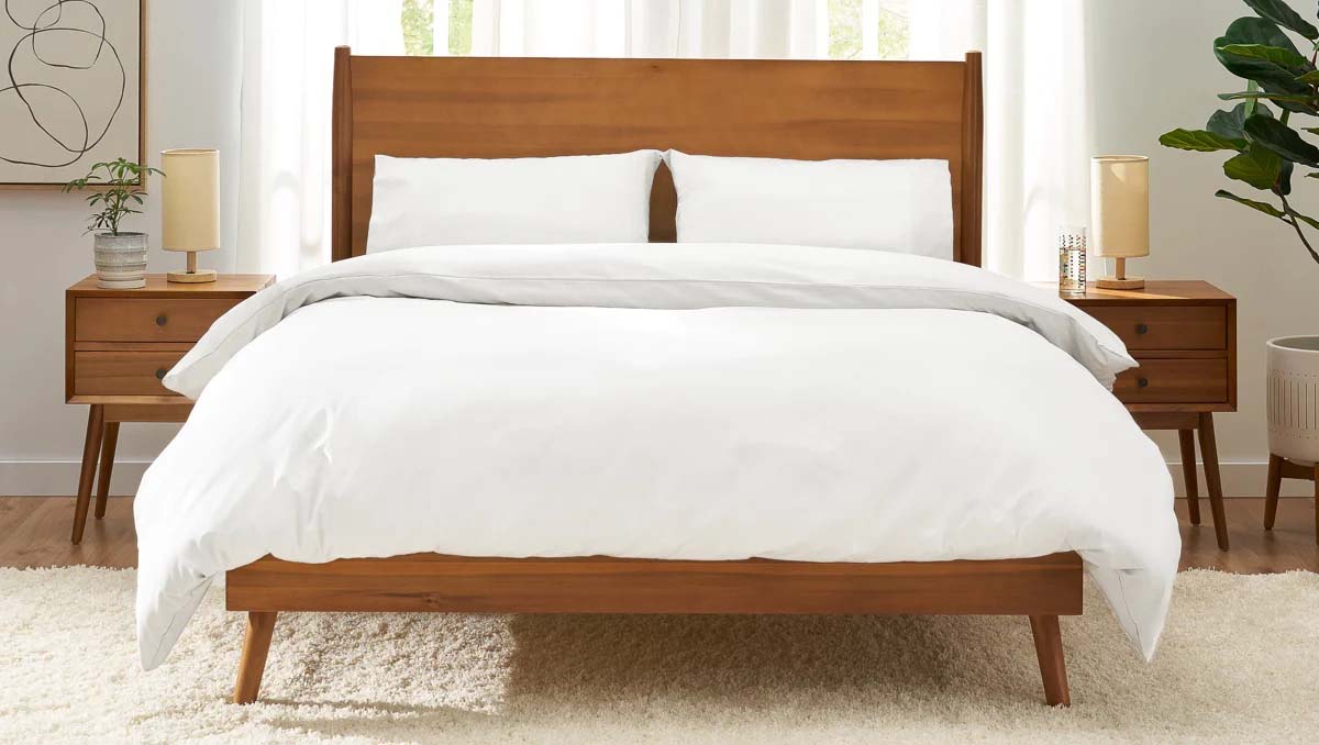 تخت خواب چوبی به سبک مدرن اواسط قرن 20 با پایه های بلند مایل و چوب تیره