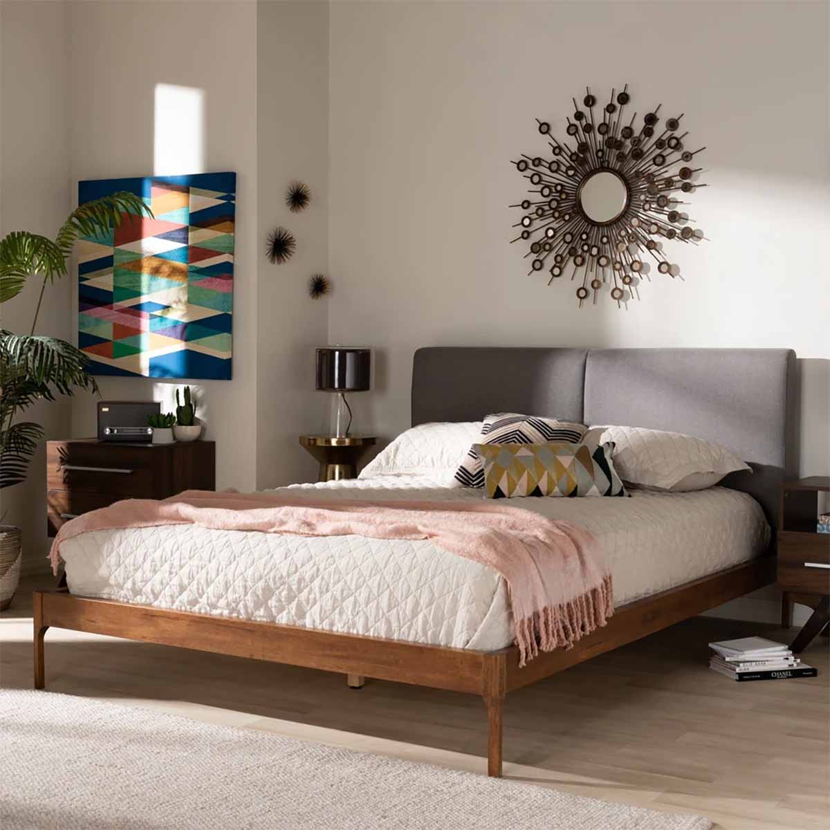 تخت خواب چوبی با تاج پارچه ای به سبک مدرن اواسط قرن 20