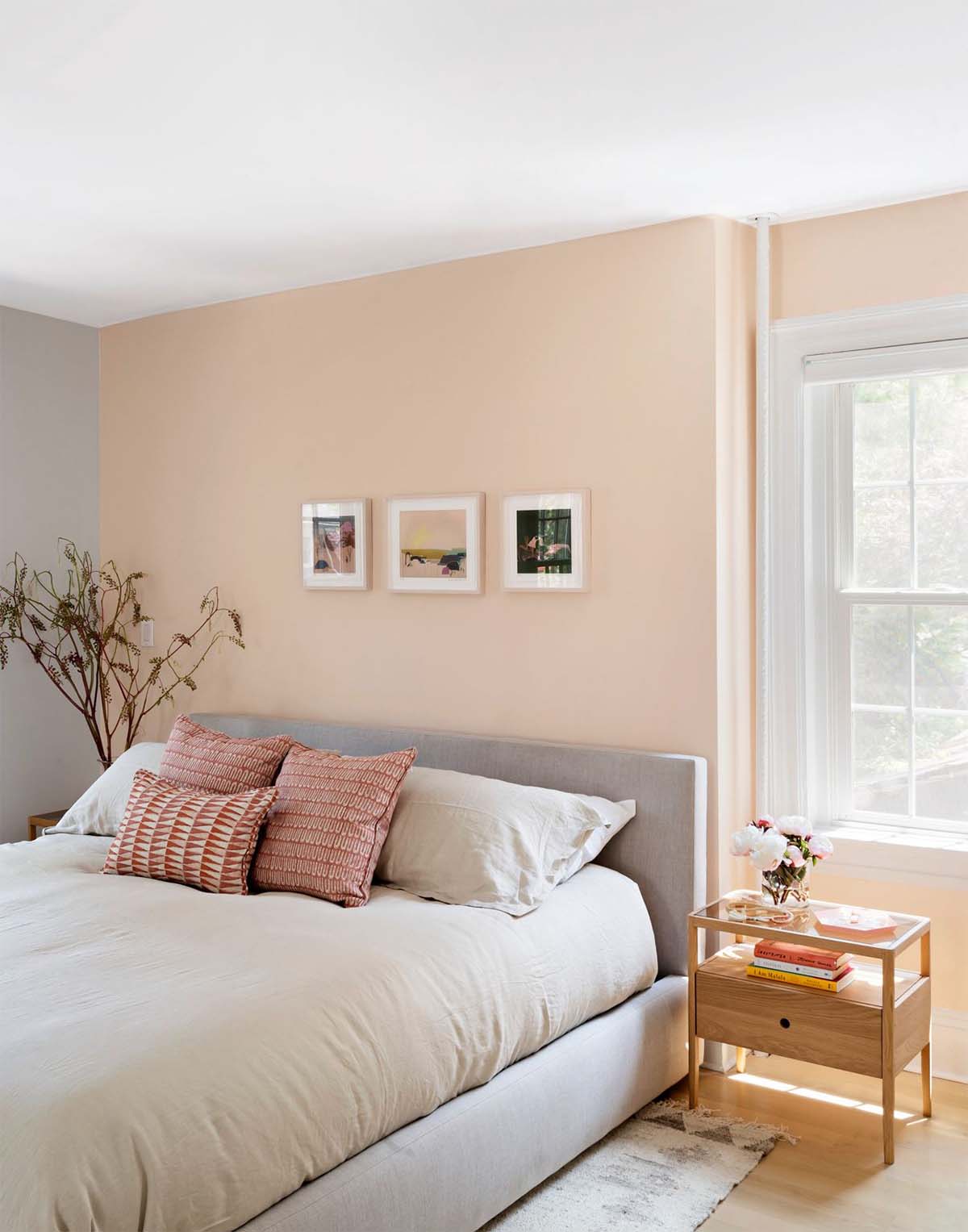 طراحی اتاق خواب کوچک دونفره با رنگ طوسی و گلبهی