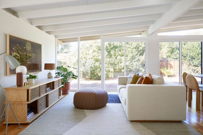 خانه ای با ترکیب رنگی کرم و قهوای و سفید و مدرن
