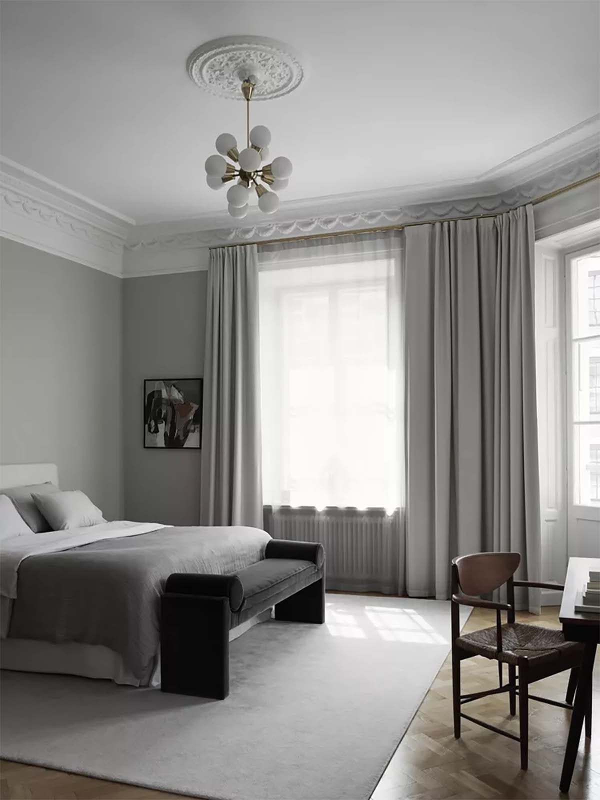 اتاق خواب طوسی و سفید با دیوارهای طوسی و تخت سفید