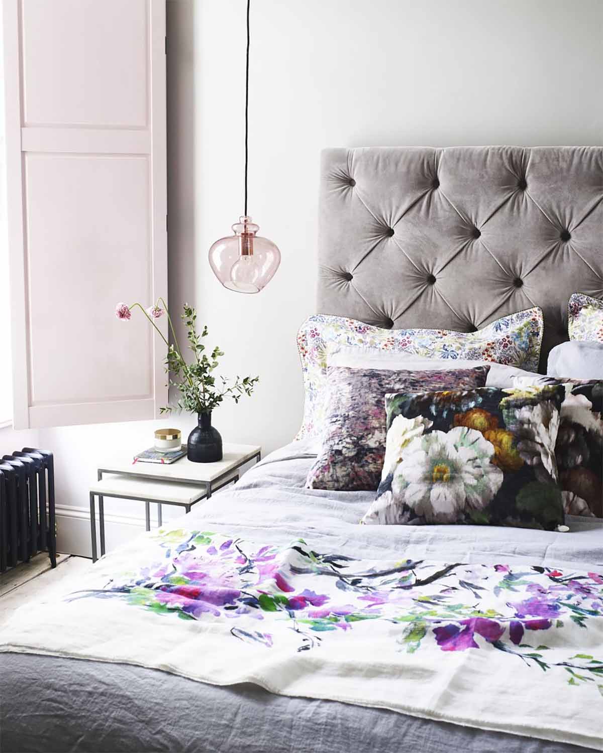 اتاق خواب طوسی و سفید با تخت طوسی و دکوری های صورتی