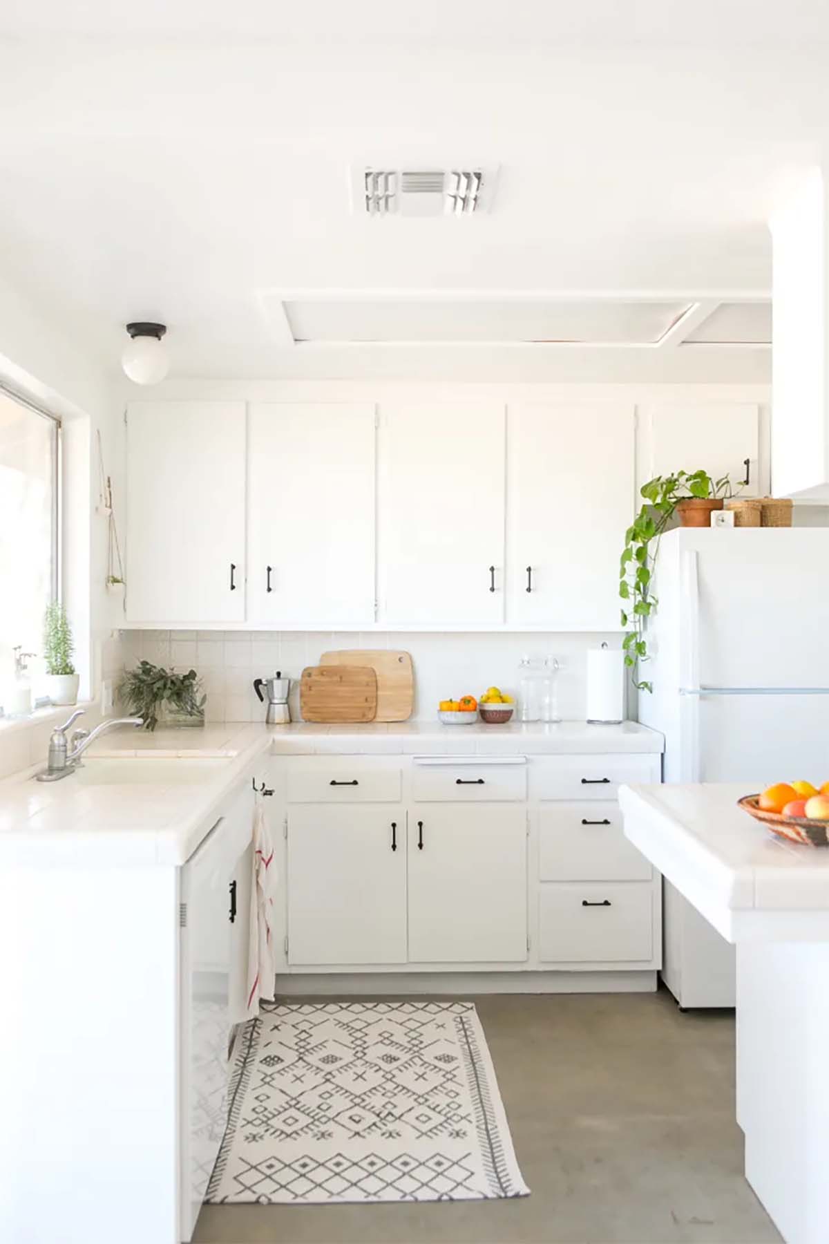 دکوراسیون آشپزخانه با کابینت های سفید و روشن