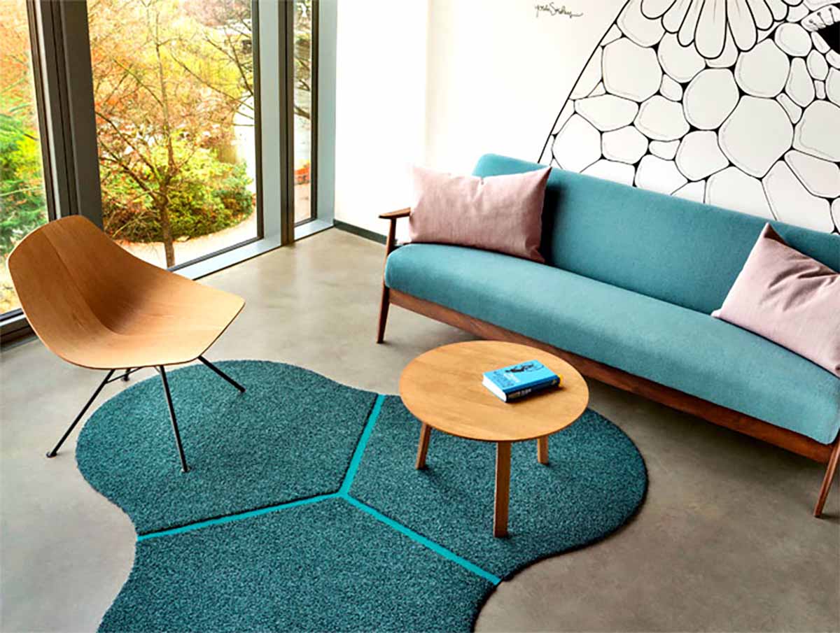 فرش سبز با طراحی خاص و شخصی سازی شده در طراحی داخلی نشیمن