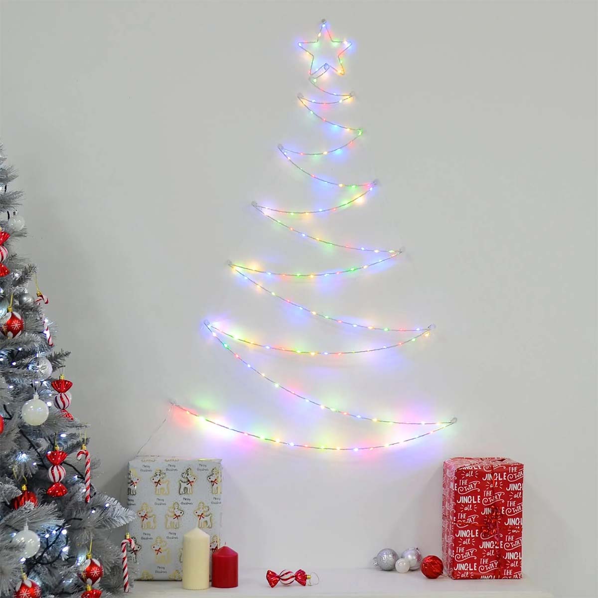 تزیین کریمس در خانه با نصب نورهای ال ای دی طرح درخت کریسمس