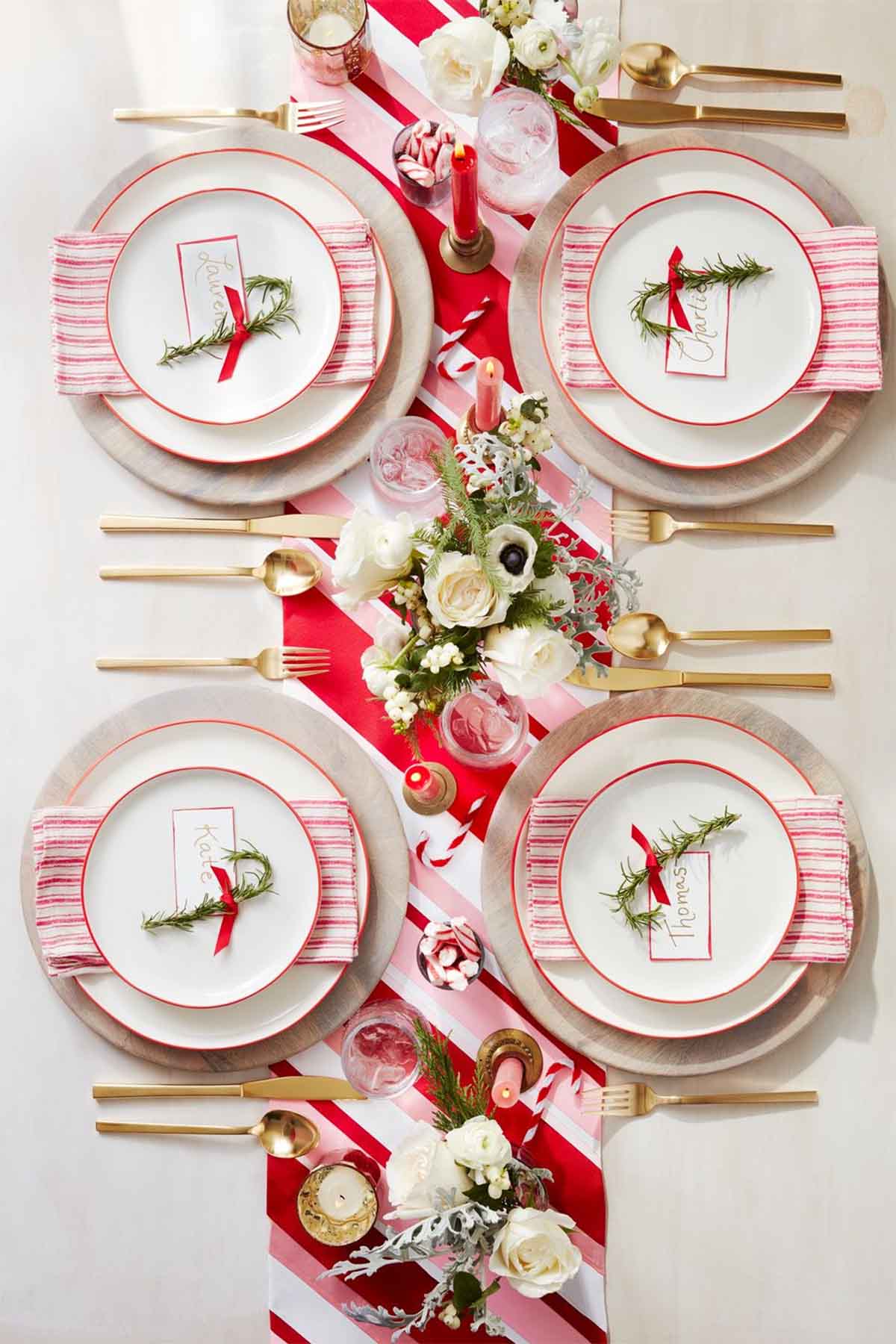 تزیین کریسمس در خانه با استفاده از رانر میز ناهار خوری قرمز و سفید