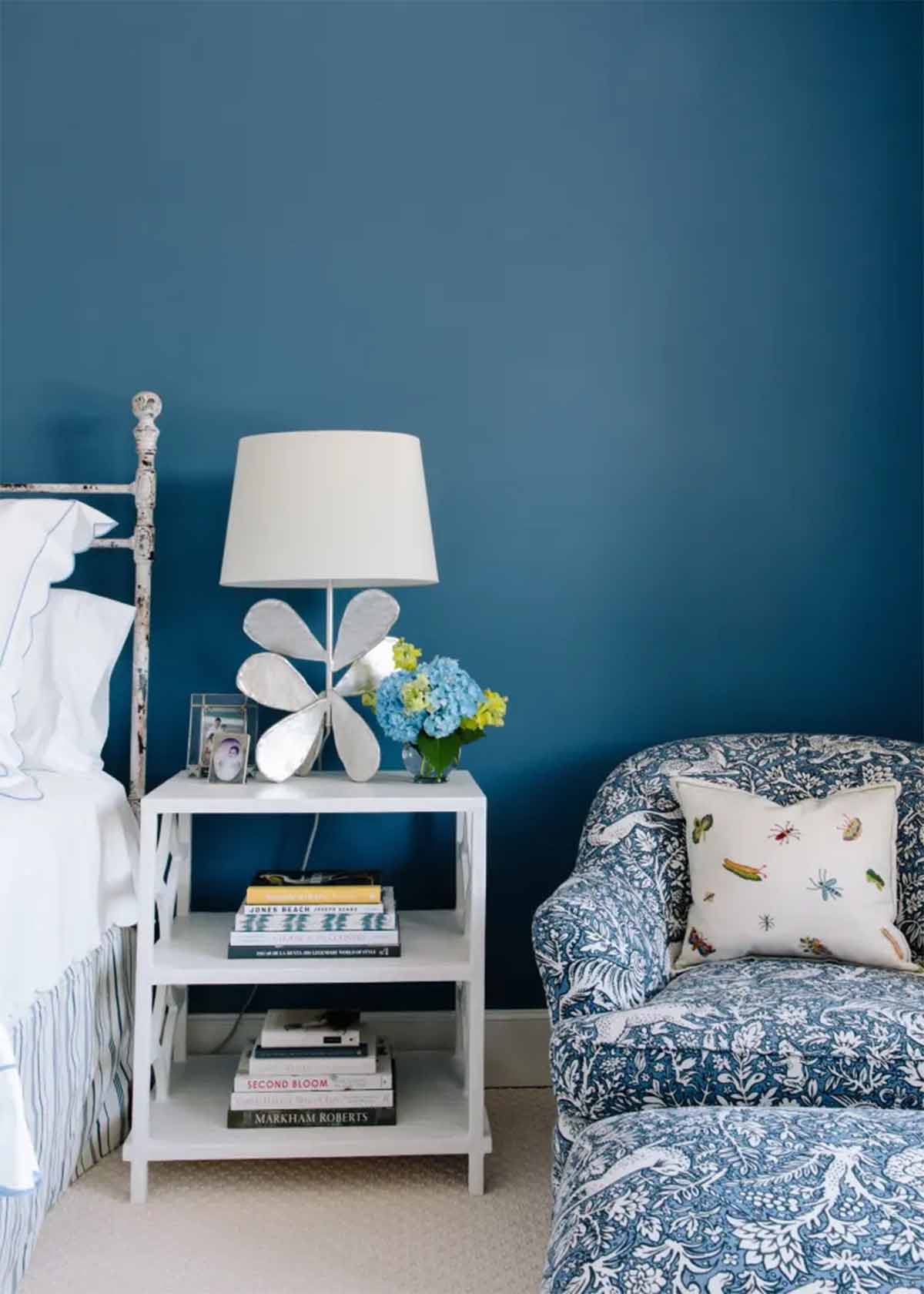 پارچه مبل آبی سفید با پترن طبیعت و پرندگان در اتاق خواب آبی