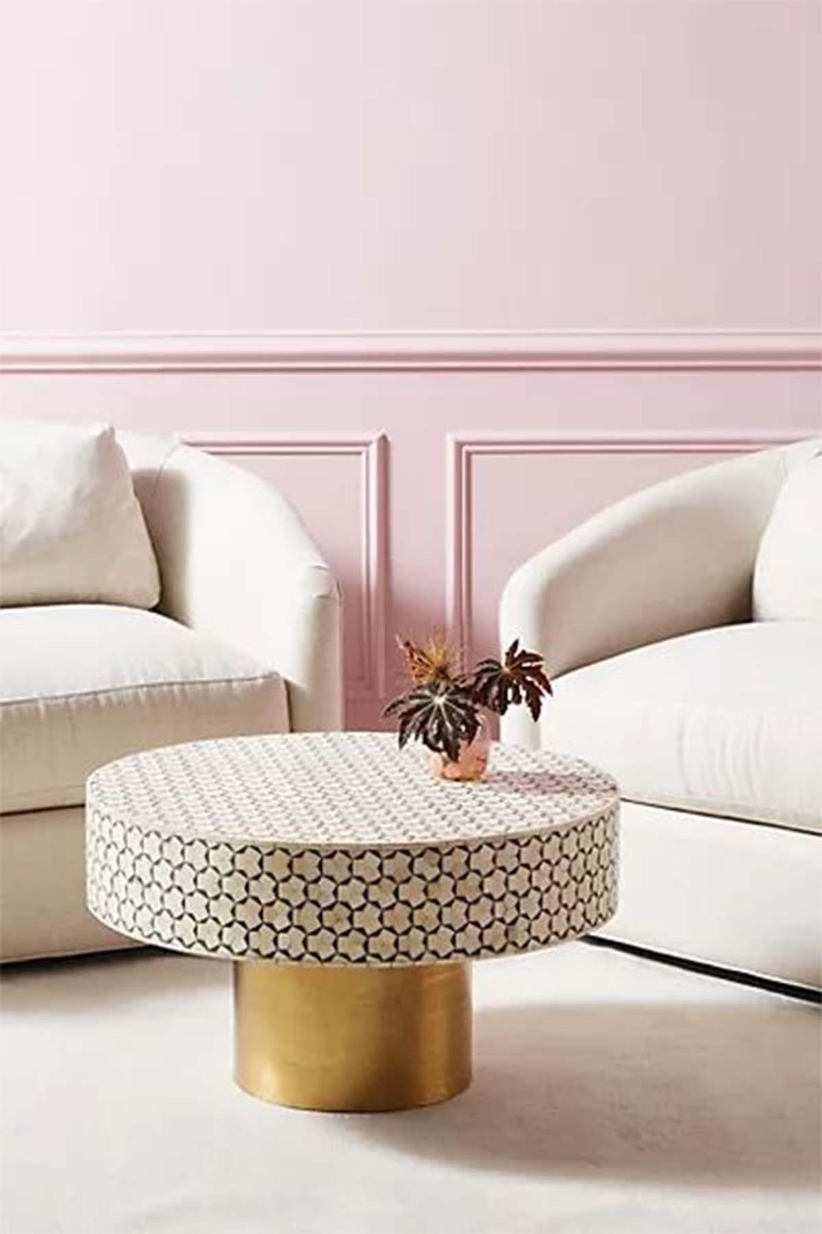 میز جلو مبلی دایره ای با طرح و پترن هندسی سفید مشکی و پایه طلایی