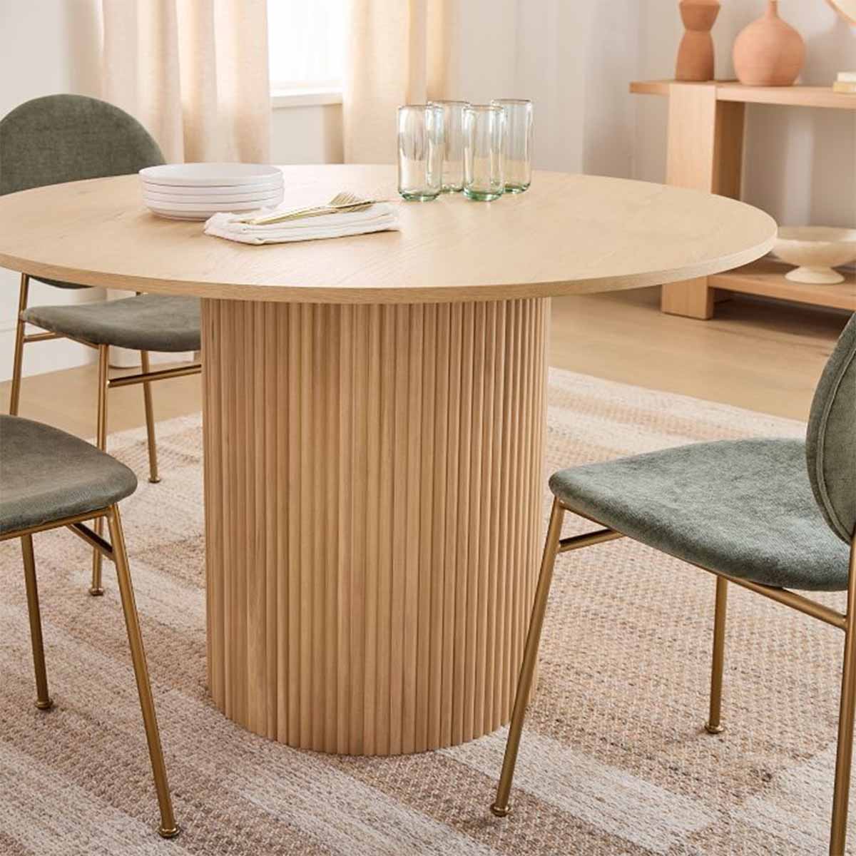میز ناهار خوری جدید دایره ای با پایه استوانه ای فلوتد و صندلی پارچه ای طوسی